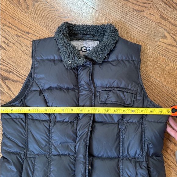 Women’s UGG brand puffer vest - Picture 9 of 9